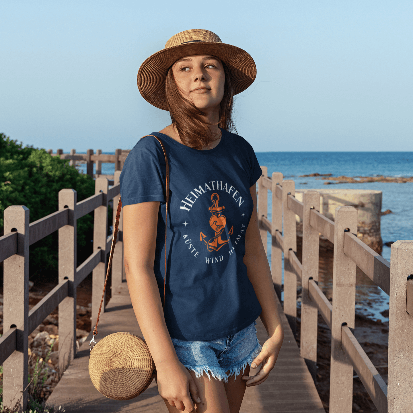 maritime mode damen, junge frau an der kueste mit damen shirt und dem aufdruck "heimathafen"