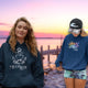 Junge Frau trägt Meerliebe Hoodie