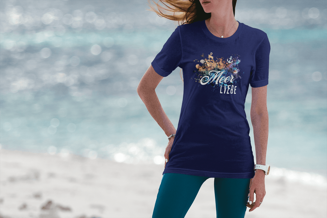 Junge Frau mir einem Meerliebe Shirt am Strand
