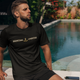 Mann am Pool mit einem maritimen T-shirt und dem aufdruck "maritime Lifestyle"
