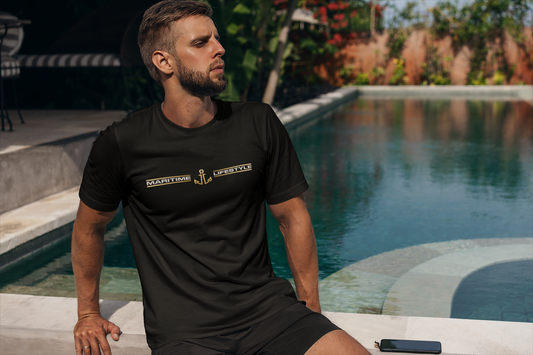Mann am Pool mit einem maritimen T-shirt und dem aufdruck "maritime Lifestyle"
