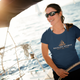 Seglerin trägt ein maritimes Damen Shirt