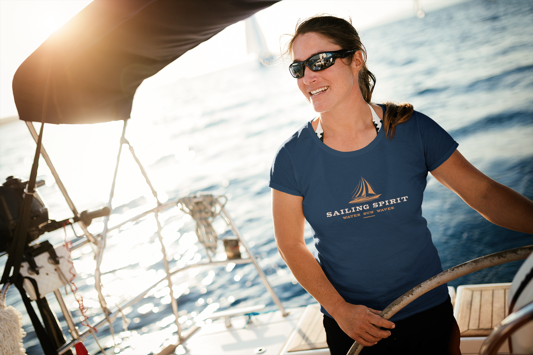 Seglerin trägt ein maritimes Damen Shirt
