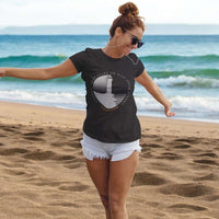Junge Frau am Meer trägt maritime mode frü damen, genauer ein shirt mit leuchtturm motiv