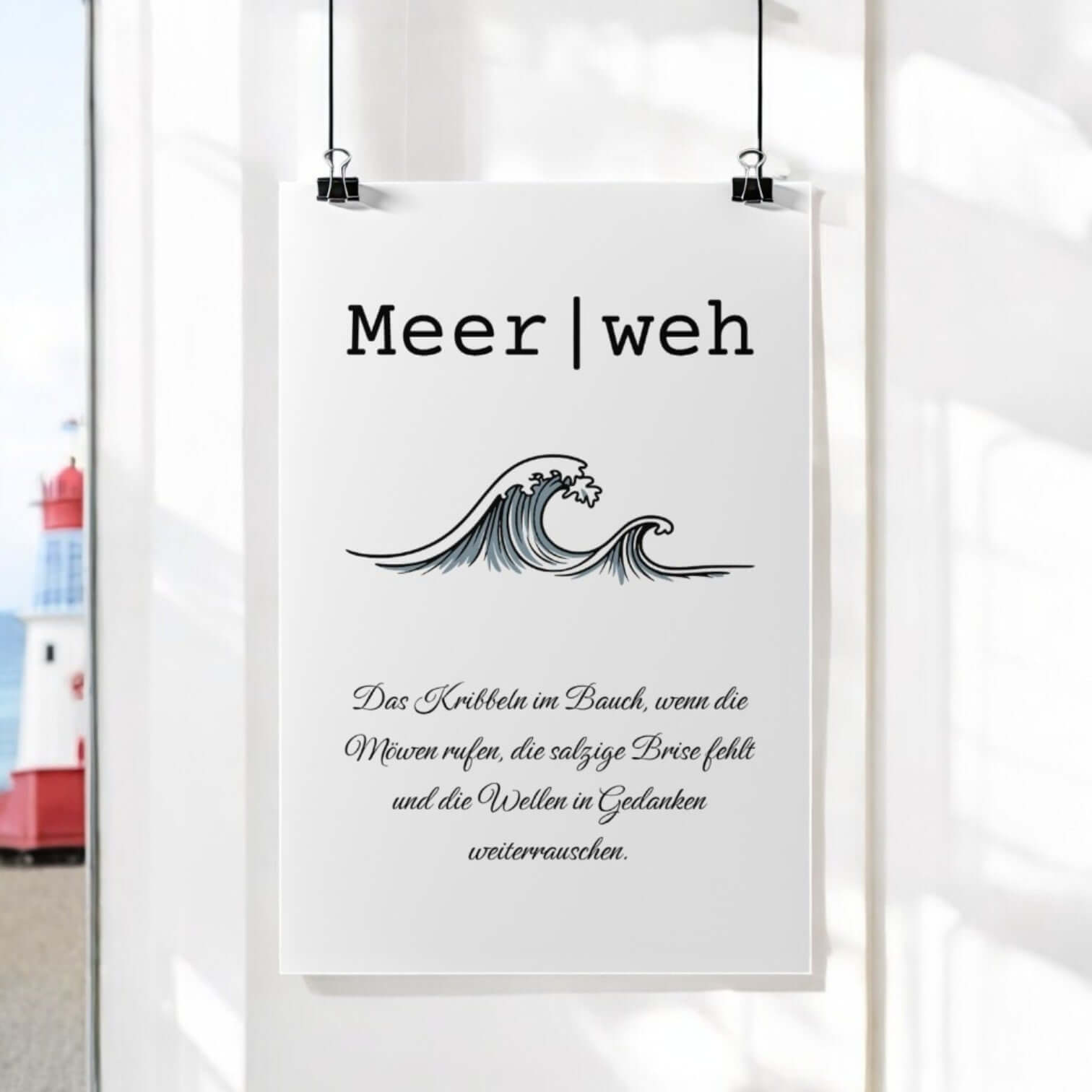 Meer-Weh Poster vor maritimer Kulisse