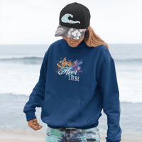 Junge Frau mit MeerLiebe Hoodie