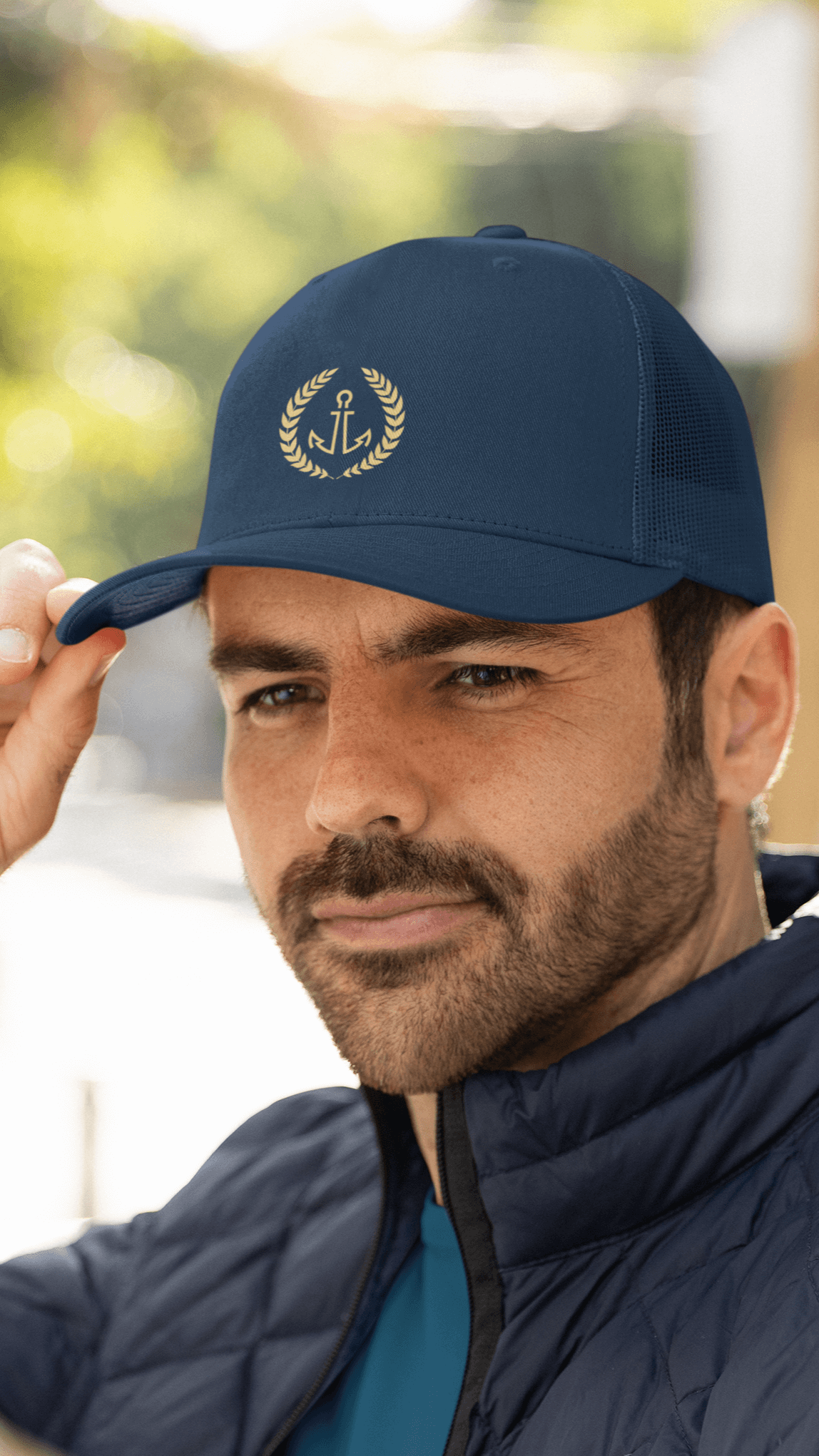 ein junger Mann trägt ein blaues Captain Cap