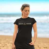 eine junge frau am strand mit einem Shirt mit maritime Lifestyle Motiv aus dem bereich der maritimen mode für damen