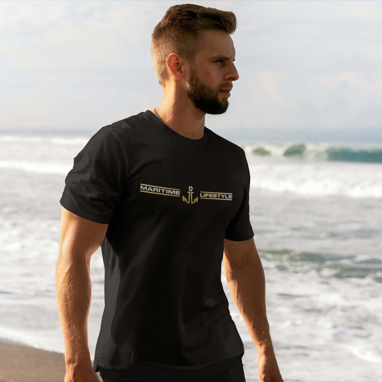 Mann trägt maritimes T-Shirt mit Schriftzug ‚Maritime Lifestyle‘ – lässige maritime Mode für Herren.