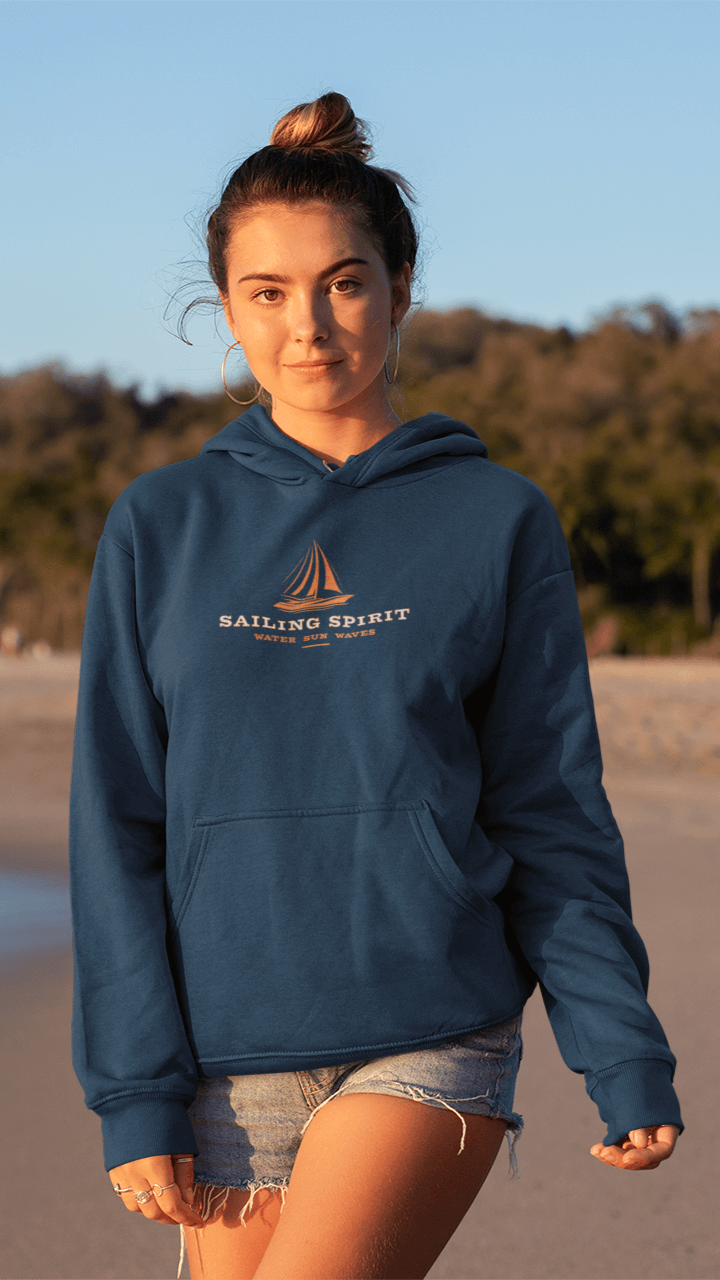 eine junge Frau am Strand trägt ein sailing spirit T-shirt aus dem bereich der maritimen Mode für damen