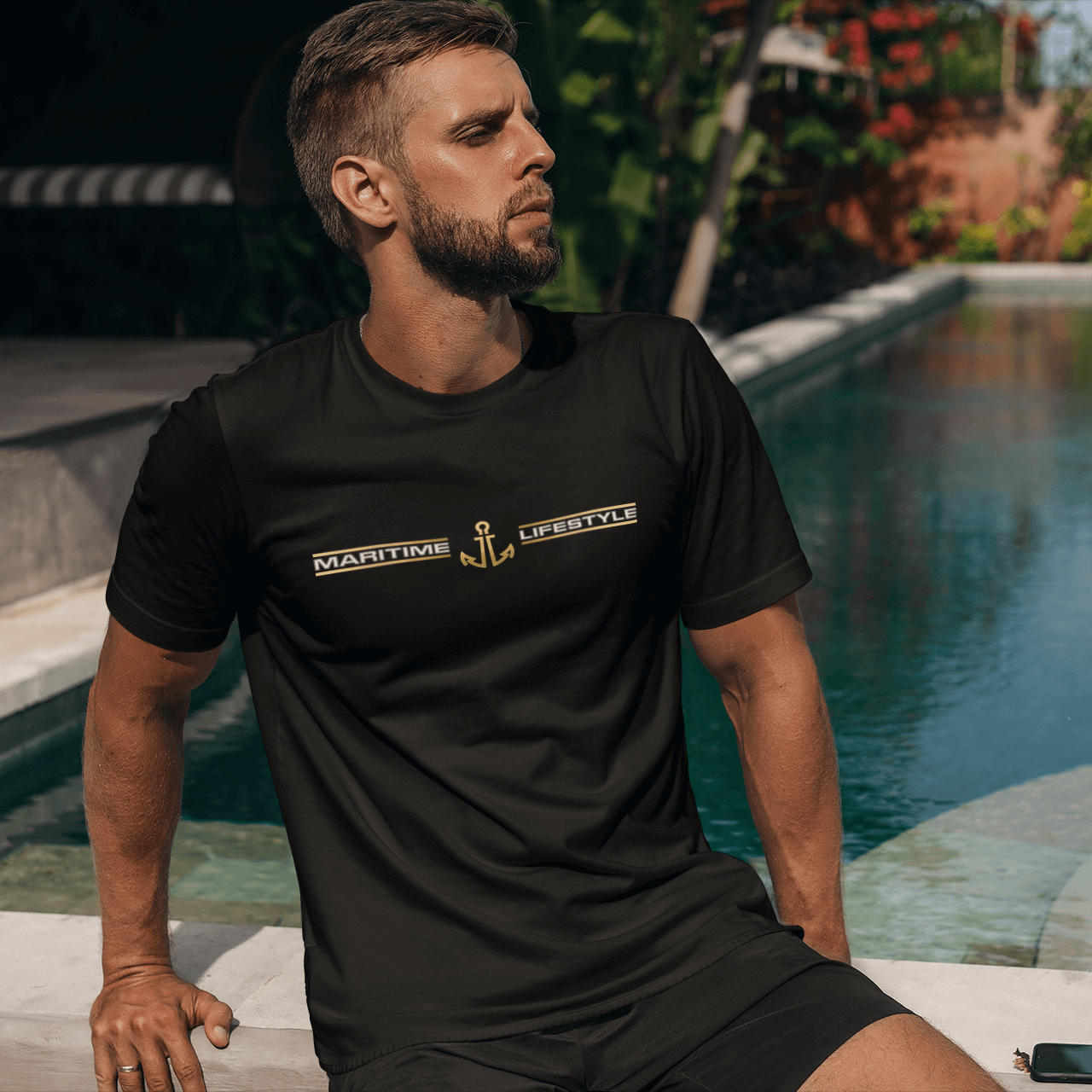 ein junger mann mit einem Shirt mit Maritime Lifestyle Motiv aus dem bereich der maritimen mode für herren