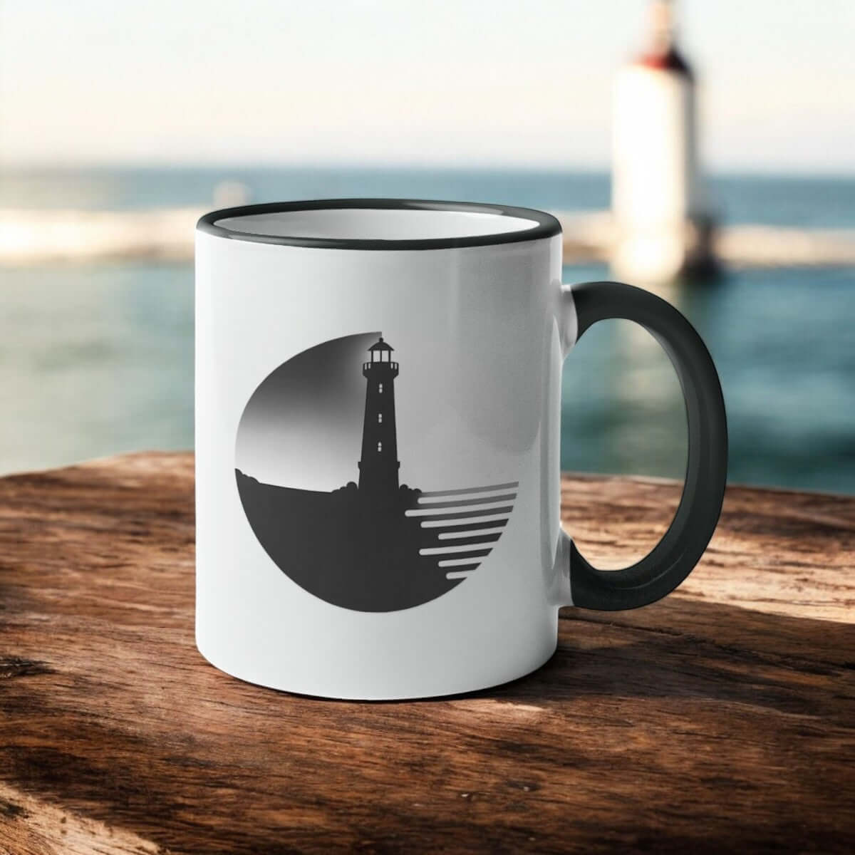 Keramiktasse mit Leuchtturmmotiv vor Küste