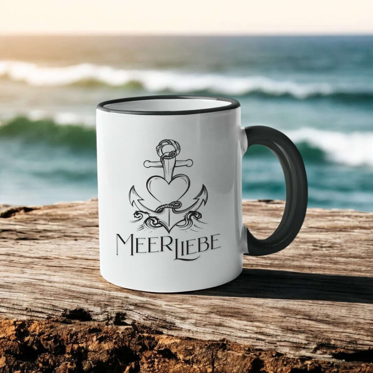 keramiktasse mit Ankerherz design vor Küste