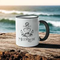 keramiktasse mit Ankerherz design vor Küste