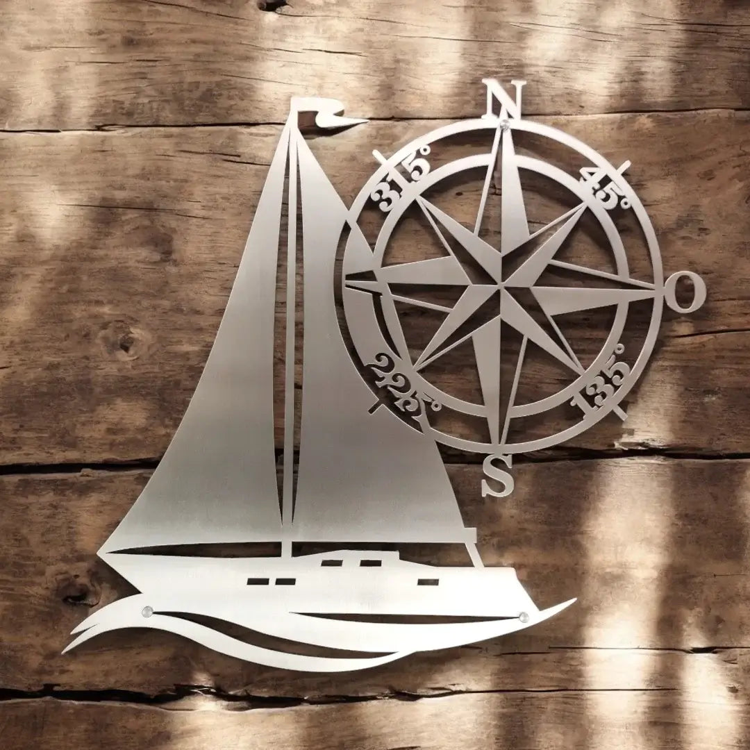 maritime Wanddeko  aus Metall mit dem Motiv eines Schiffes mit Kompass
