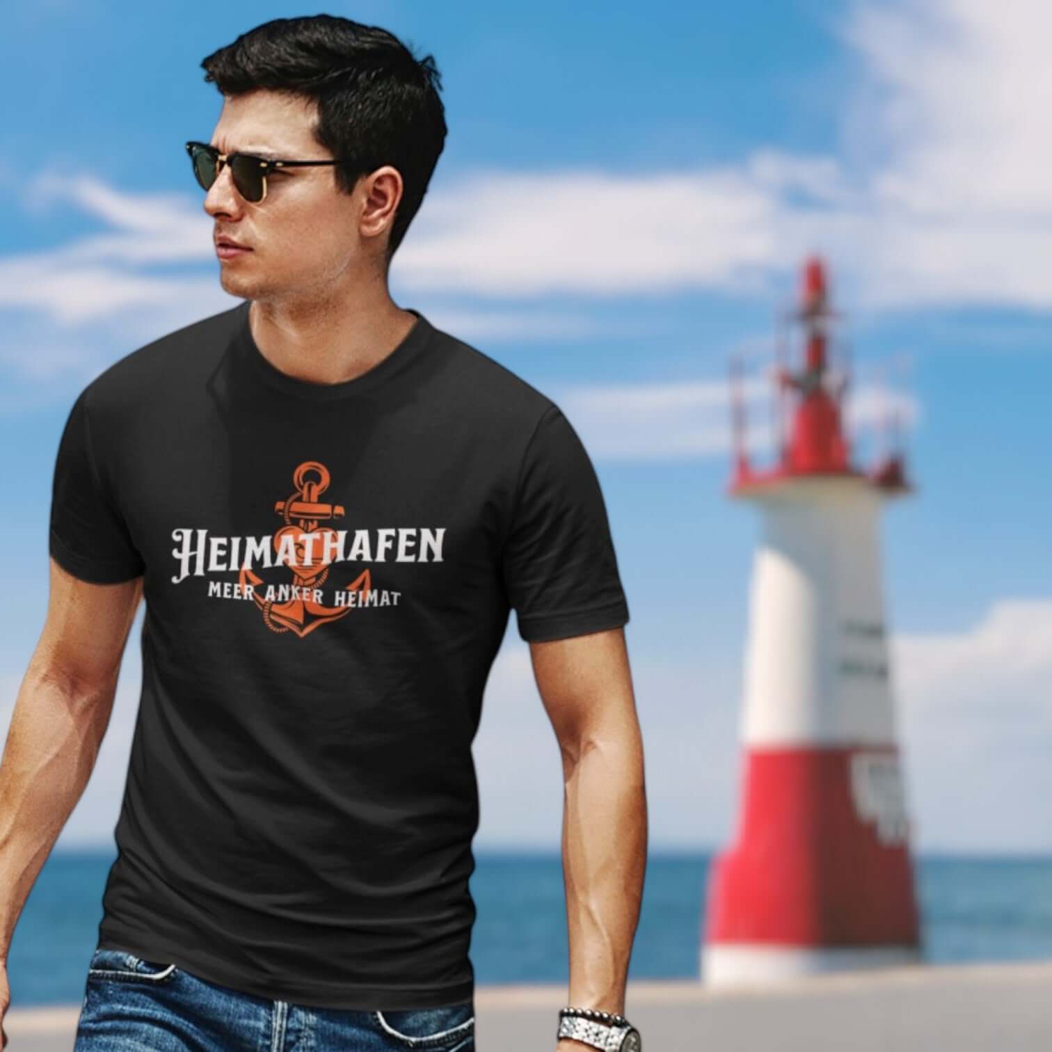 Junger Mann trägt maritime Mode mit Heimathafen Schriftzug