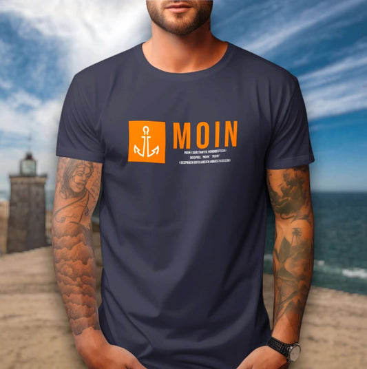 Moin T-shirt mit anker und orangener schrift vor meereshintergrund