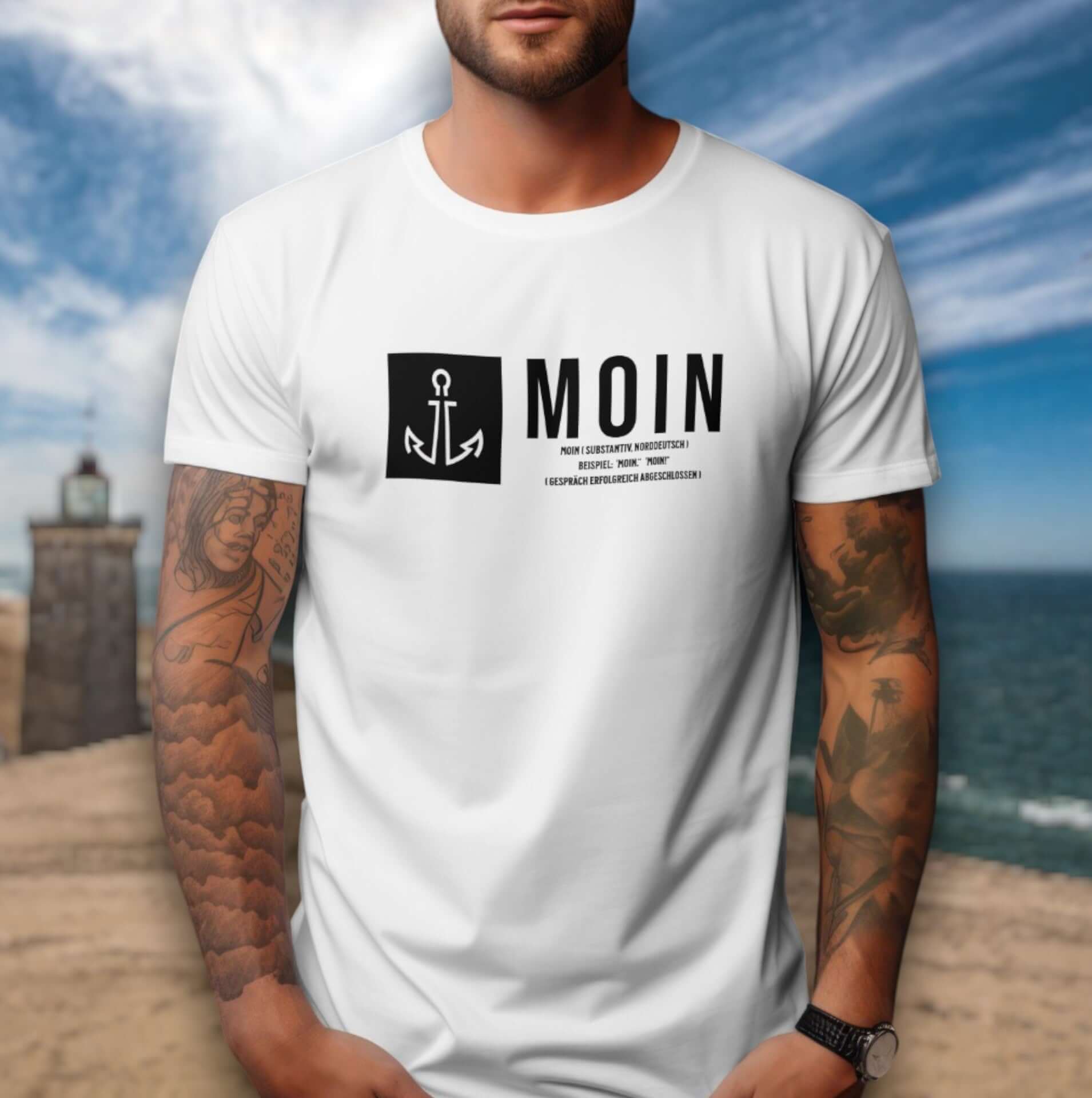 Moin T-shirt mit anker und schwarzer schrift vor meereshintergrund