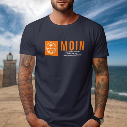Moin T-shirt mit leuchtturm und orangener schrift vor meereshintergrund