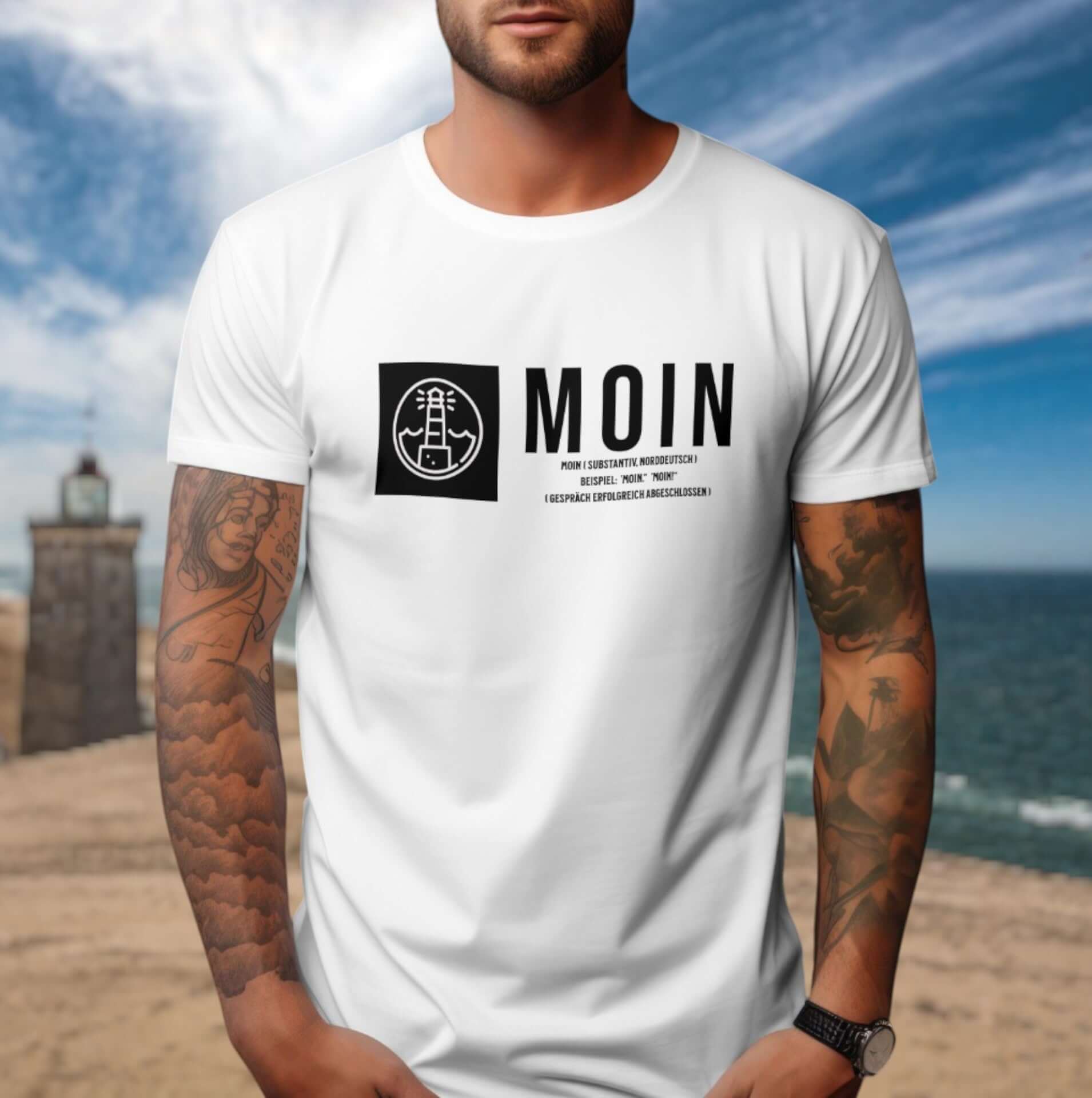 Moin T-shirt mit leuchtturm und schwarzer schrift vor meereshintergrund